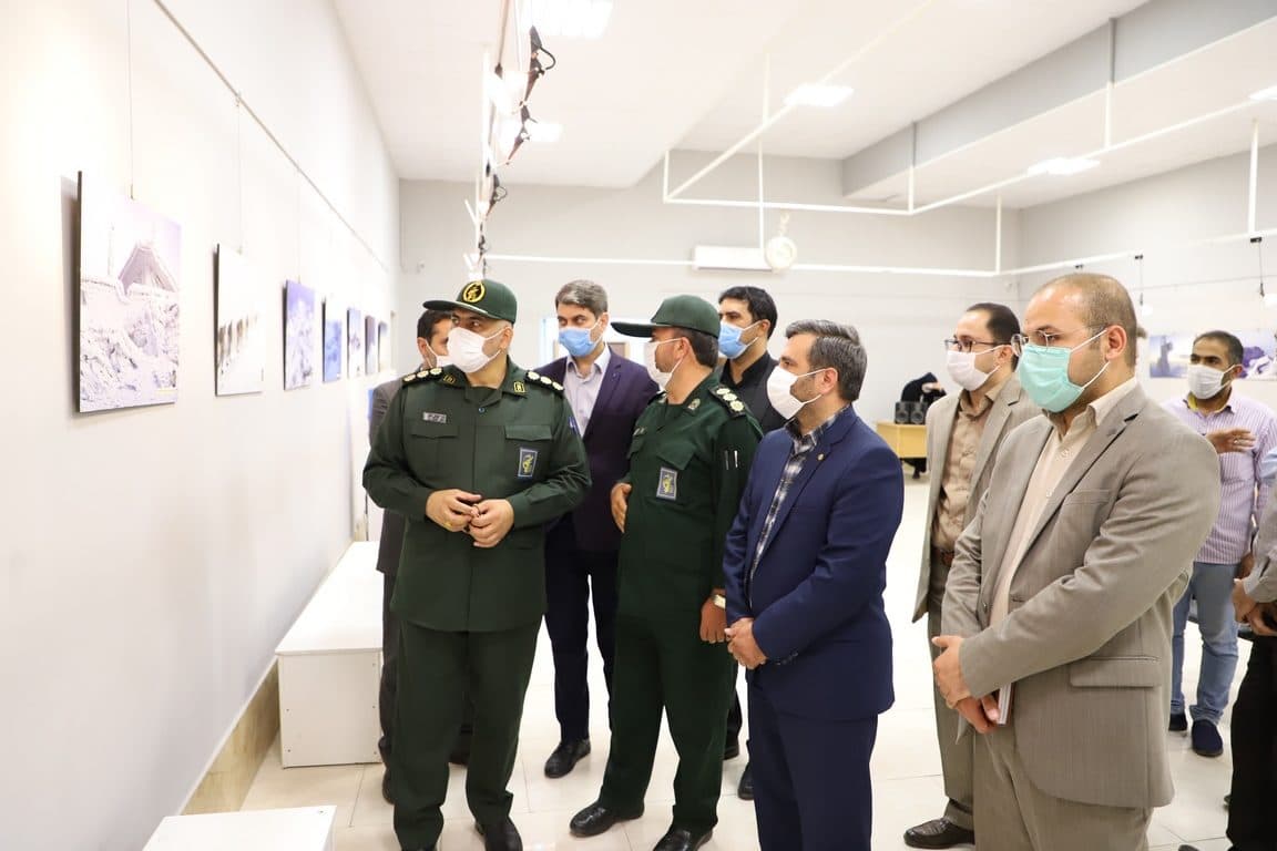 نمایشگاه عکس« دفاع همچنان باقی است» در نگارخانه حوزه هنری آذربایجان غربی افتتاح شد