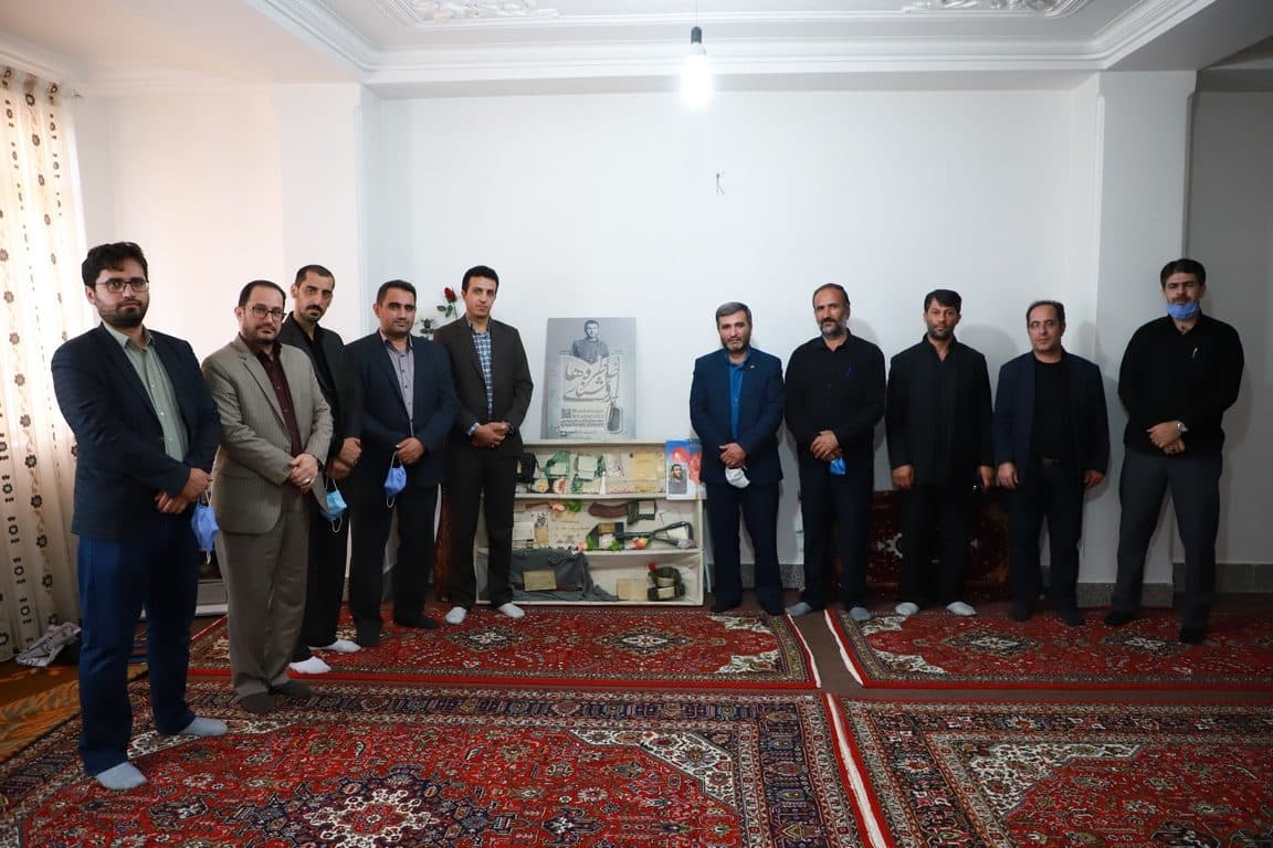 رئیس حوزه هنری آذربایجان غربی با خانواده شهید « بایرامعلی ورمزیاری» در سلماس دیدار کرد