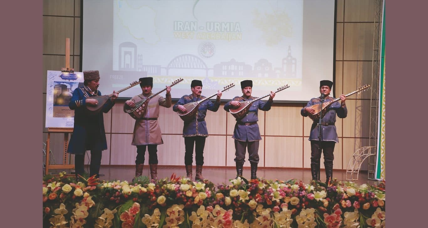مراسم گرامیداشت« هفته فرهنگی ارومیه» با حضور هنرمندان « کانون عاشیقهای حوزه هنری آذربایجان غربی» برگزار شد