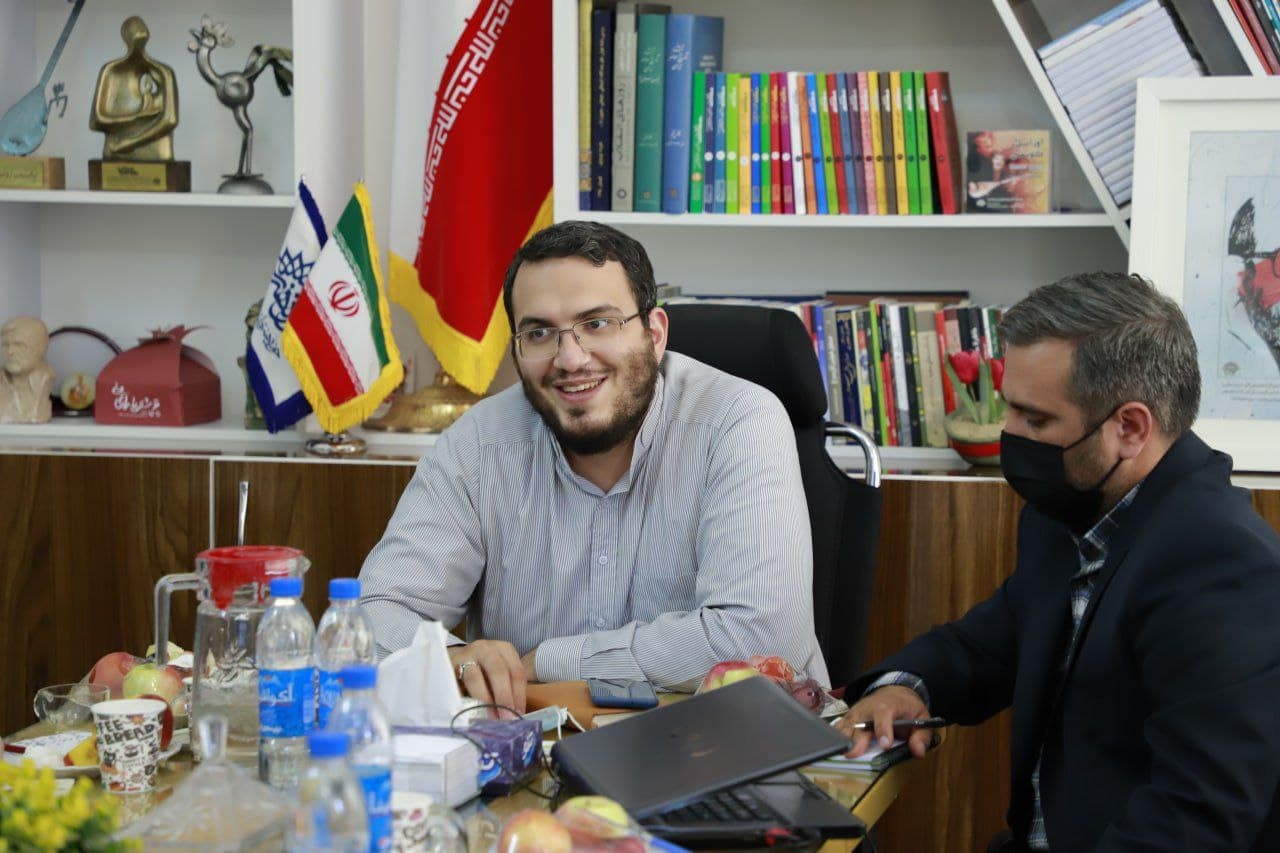 نشست« رئیس حوزه هنری انقلاب اسلامی کشور» با کارکنان حوزه هنری انقلاب اسلامی آذربایجان غربی در« ارومیه » برگزار شد