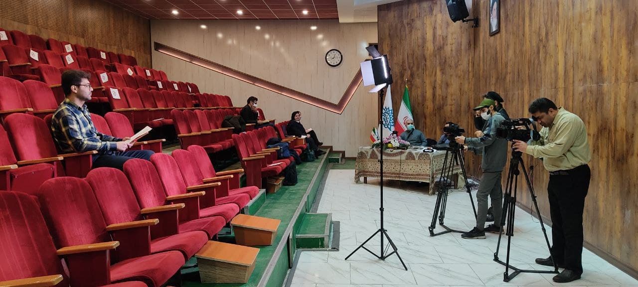 شاعران حوزه هنری آذربایجان غربی روبروی دوربین سیمای مرکز آذربایجان غربی قرار گرفتند