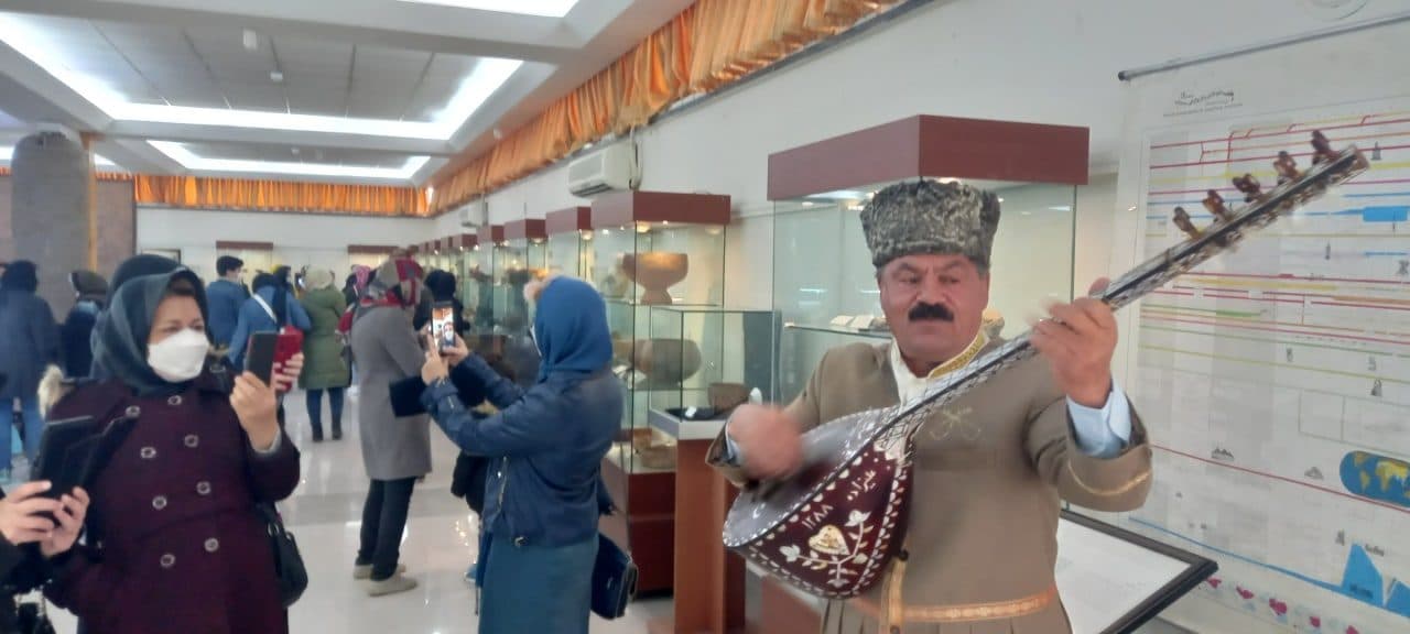 عاشیق های ارومیه به استقبال مسافران نوروزی رفتند
