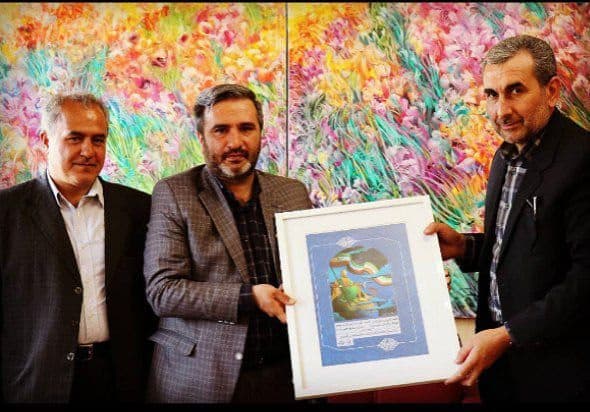 رئیس حوزه هنری انقلاب اسلامی آذربایجان غربی« تابلوی حکیم نظامی گنجوی» را به مدیرکل فرهنگ و ارشاد اسلامی آذربایجان غربی اهدا کرد