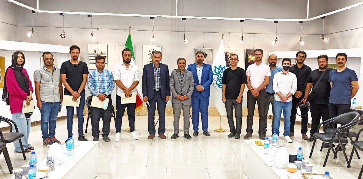 خالقان آثار نمایشگاه پوستر« در کنار صلح ایستاده ایم » در نگارخانه حوزه هنری آذربایجان غربی تجلیل شدند