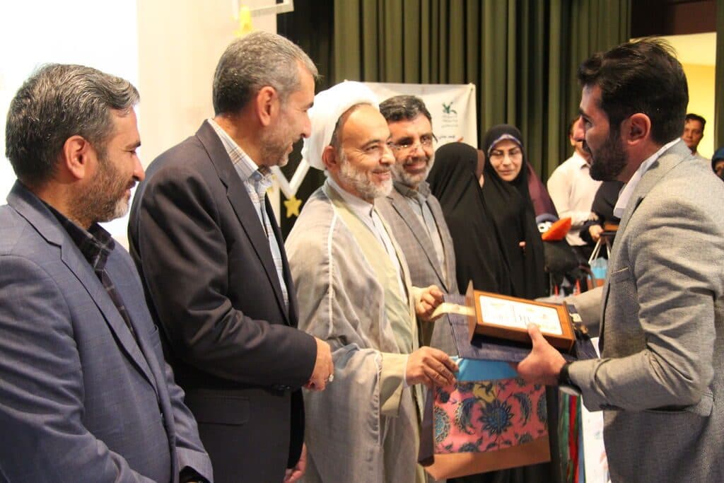« پرده عشق » مقام برگزیده مرحله استانی بیست و چهارمین جشنواره بین المللی قصه گویی کانون پرورش فکری کودکان و نوجوانان را در آذربایجان غربی کسب کرد