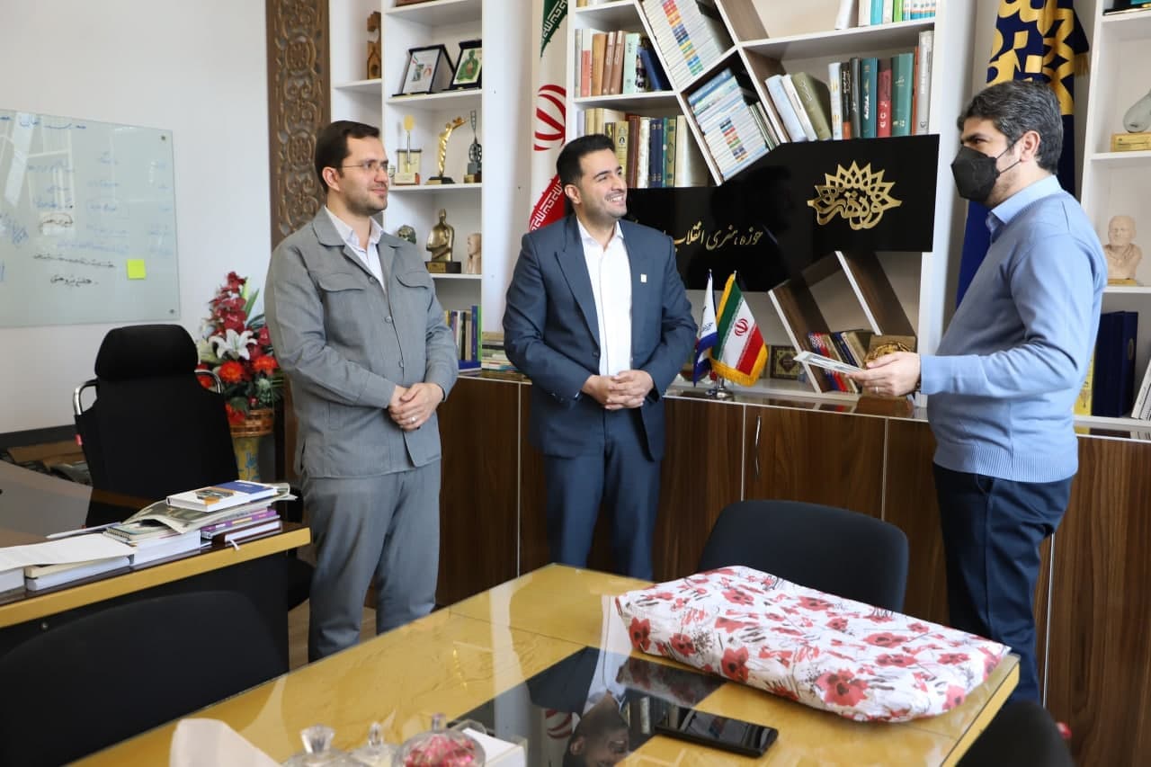 رئیس اتحادیه انجمن‌های اسلامی دانش آموزان آذربایجان غربی از « معاون فرهنگی حوزه هنری استان » تقدیر کرد