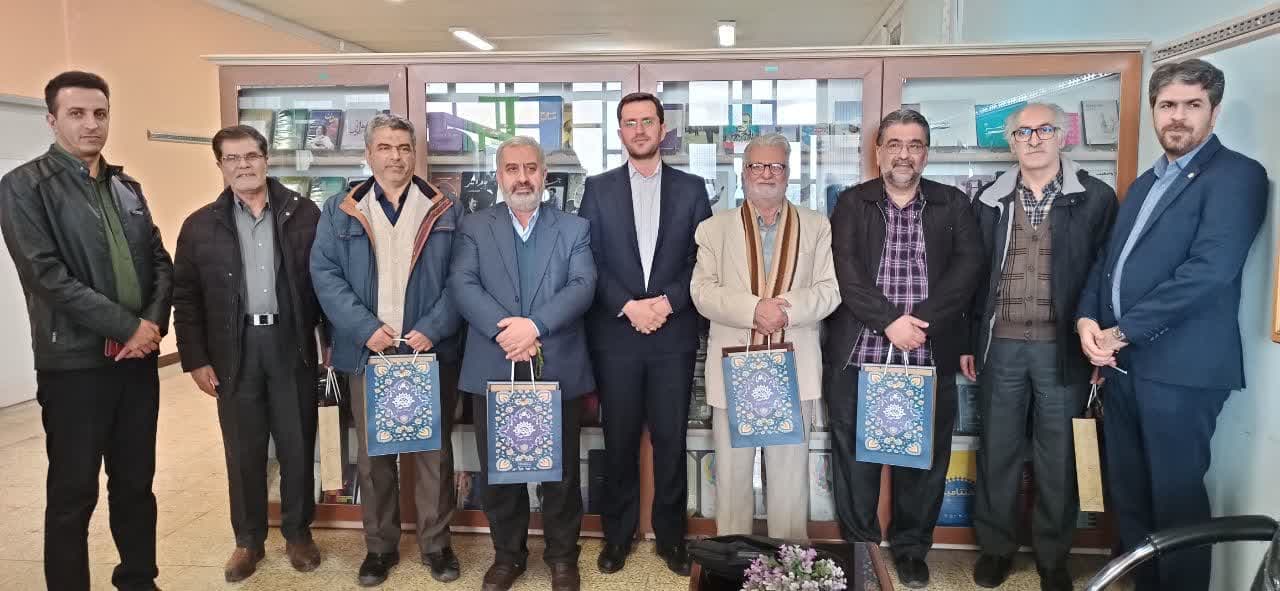 نشست تخصصی رئیس حوزه هنری آذربایجان غربی با اساتید ادبیات شهرستان ارومیه برگزار شد