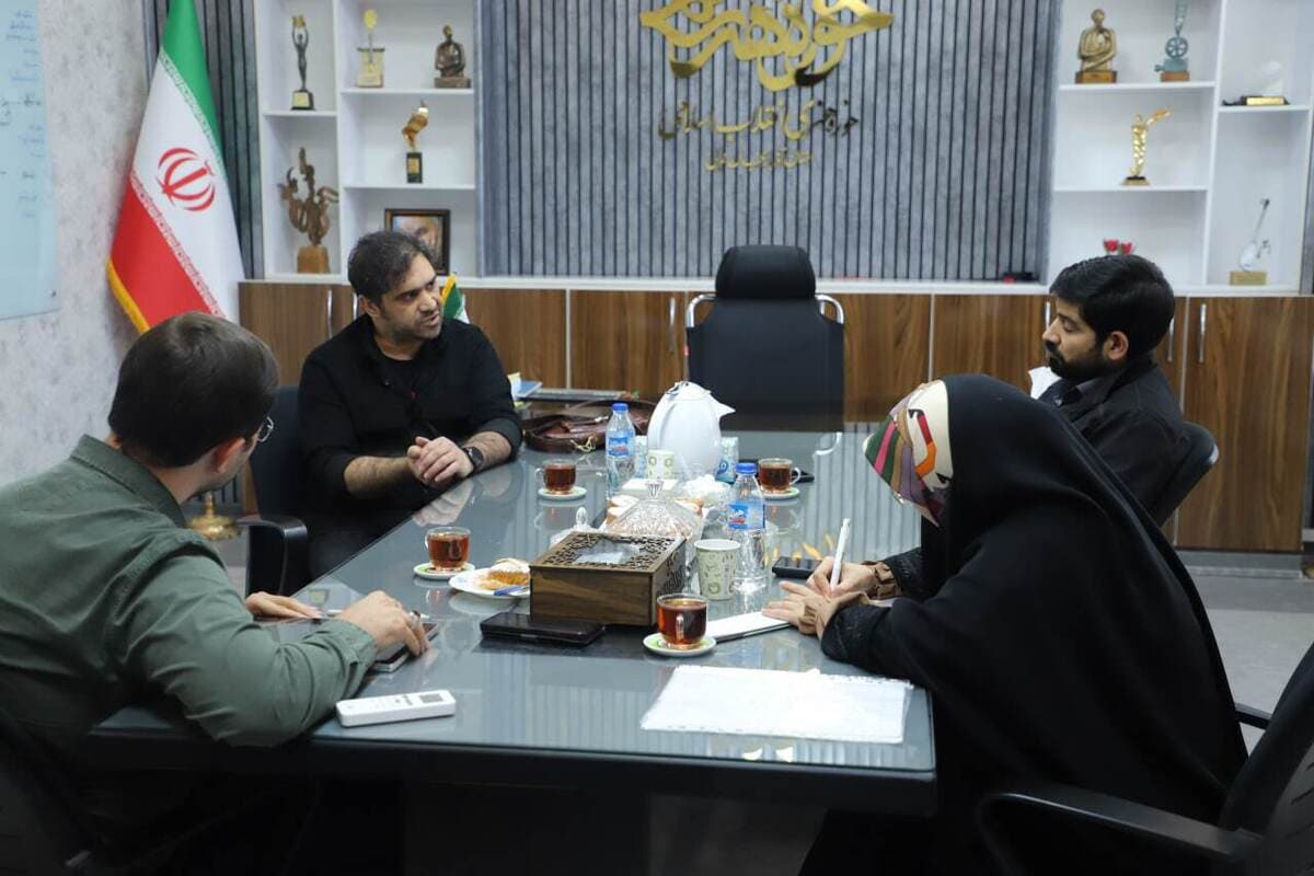 رئیس سازمان سینمایی سوره حوزه هنری با هنرمندان عرصه فیلم سازی شهرستان ارومیه دیدار و گفتگو کرد