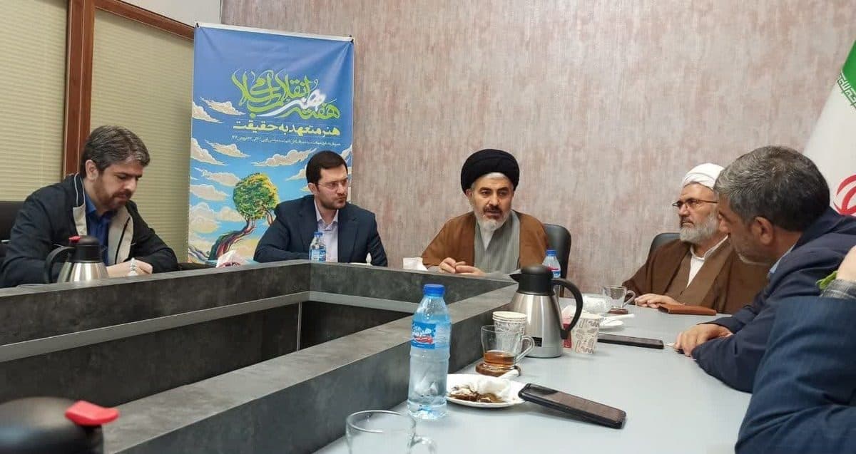 نماینده ولی فقیه در آذربایجان غربی با حضور در حوزه هنری انقلاب اسلامی استان با کارکنان و هنرمندان این نهاد انقلابی دیدار و گفتگو کرد