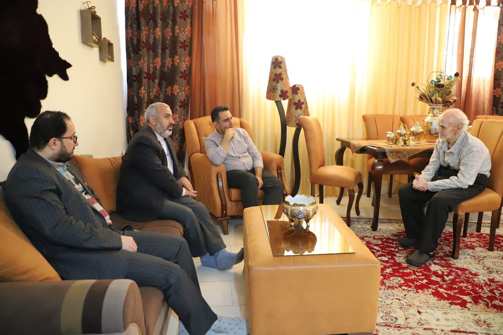 مسئولان حوزه هنری آذربایجان غربی از شاعر پیشکسوت ارومیه عیادت کردند
