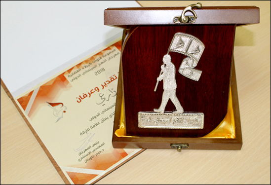 کوروش زارعی نشان نقره‌ای جشنواره‌ی فیلم نهج را دریافت کرد