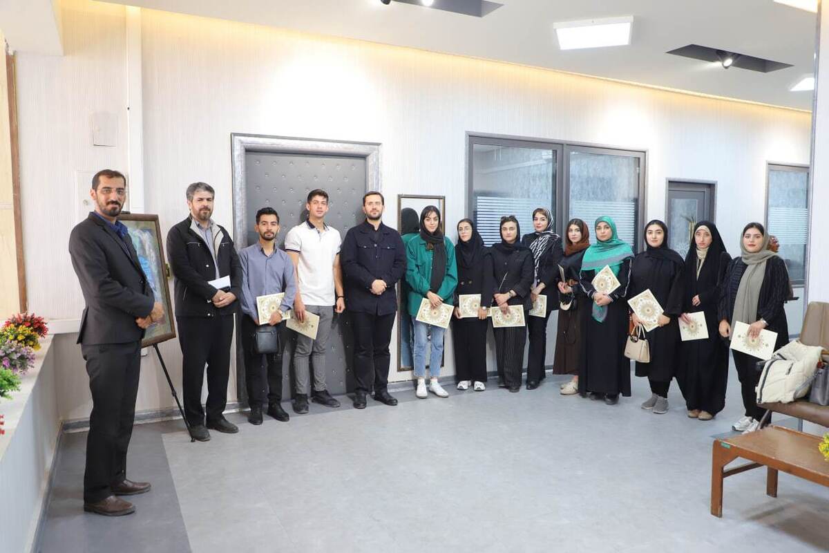 رئیس حوزه هنری انقلاب اسلامی آذربایجان غربی از خالقان پرتره های شهدای جنگ 12 روزه ارومیه تقدیر کرد 